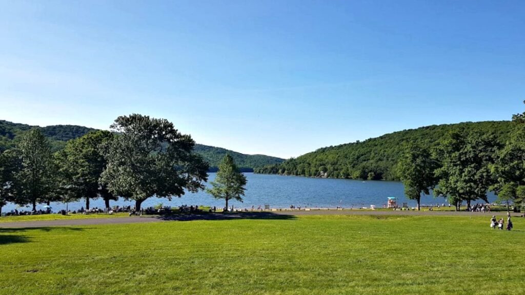 Squantz Pond, Fairfield County