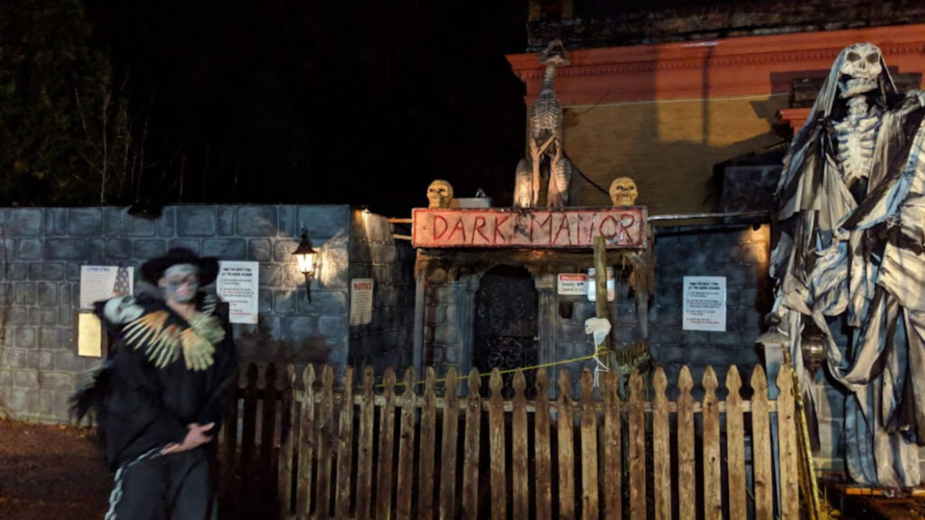 Dark Manor, Baltic